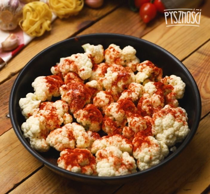 Makaron z czerwonym pesto i kalafiorem- Pyszności