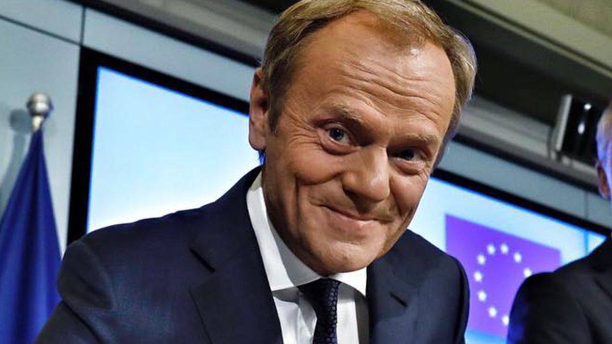 Donald Tusk pokazał się z burzą loków na głowie. Ciężko uwierzyć, ale to naprawdę jego naturalne włosy