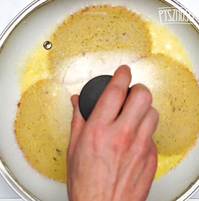 Serowy omlet na chlebie- Pyszności