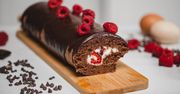 Czekoladowa rolada z malinami - rozkoszny deser, któremu nie sposób się oprzeć