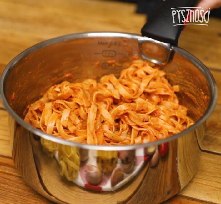 Makaron z czerwonym pesto i kalafiorem- Pyszności