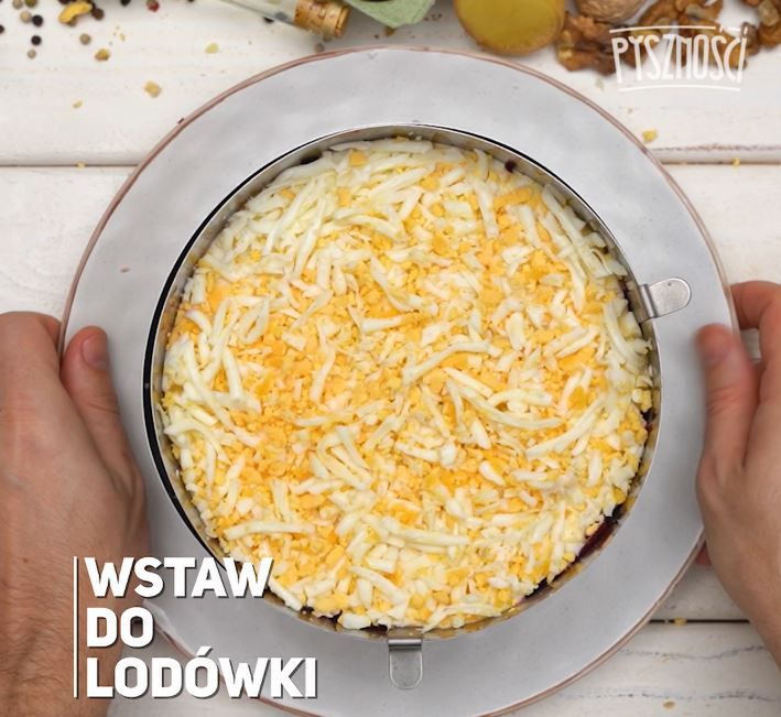 Sałatka śledziowa z orzechami włoskimi- Pyszności