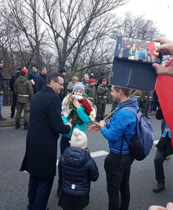 Zatrzymał Marsz Niepodległości. Po chwili wyjął kwiaty i się oświadczył