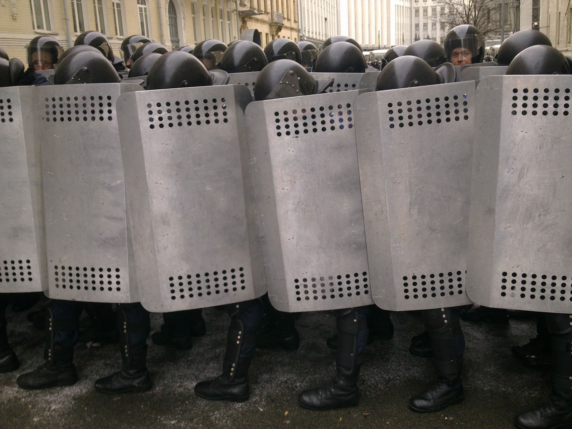 Odziały MSW przez budynkiem administracji prezydenta Wiktora Janukowycza 