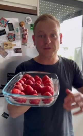 Piotr Ogiński pokazuje, jak mrozić truskawki- Pyszności/ źródło: Instagram