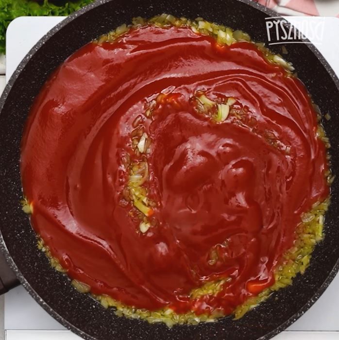 Makaron z tuńczykiem w sosie pomidorowym- Pyszności