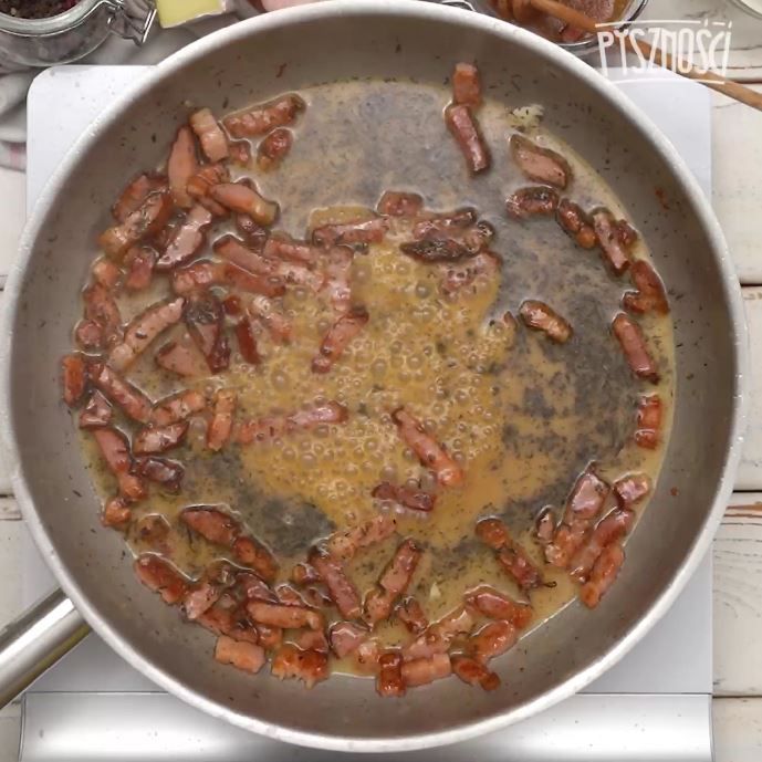 Spaghetti z kremowym sosem z brie i boczkiem- Pyszności