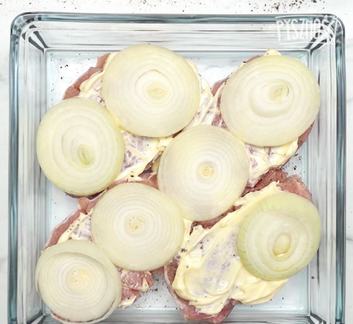 Schab z piekarnika z ogórkami, cebulą i serem- Pyszności