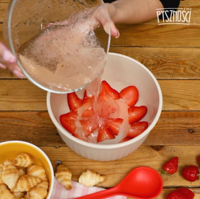 Deser z truskawek z mlekiem skondensowanym- Pyszności