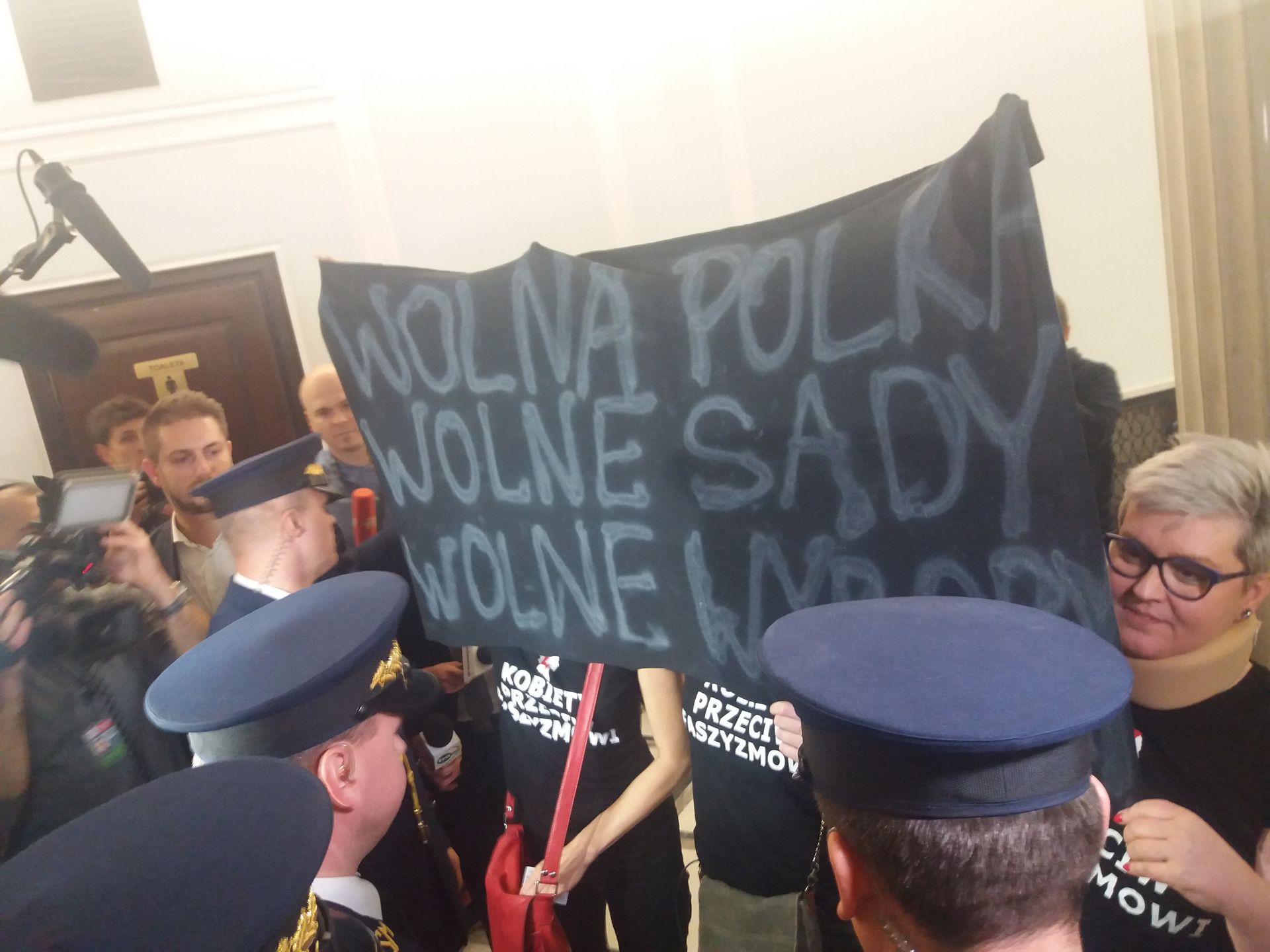 Kobiety zostały wyprowadzone z Sejmu przez straż marszałkowską 