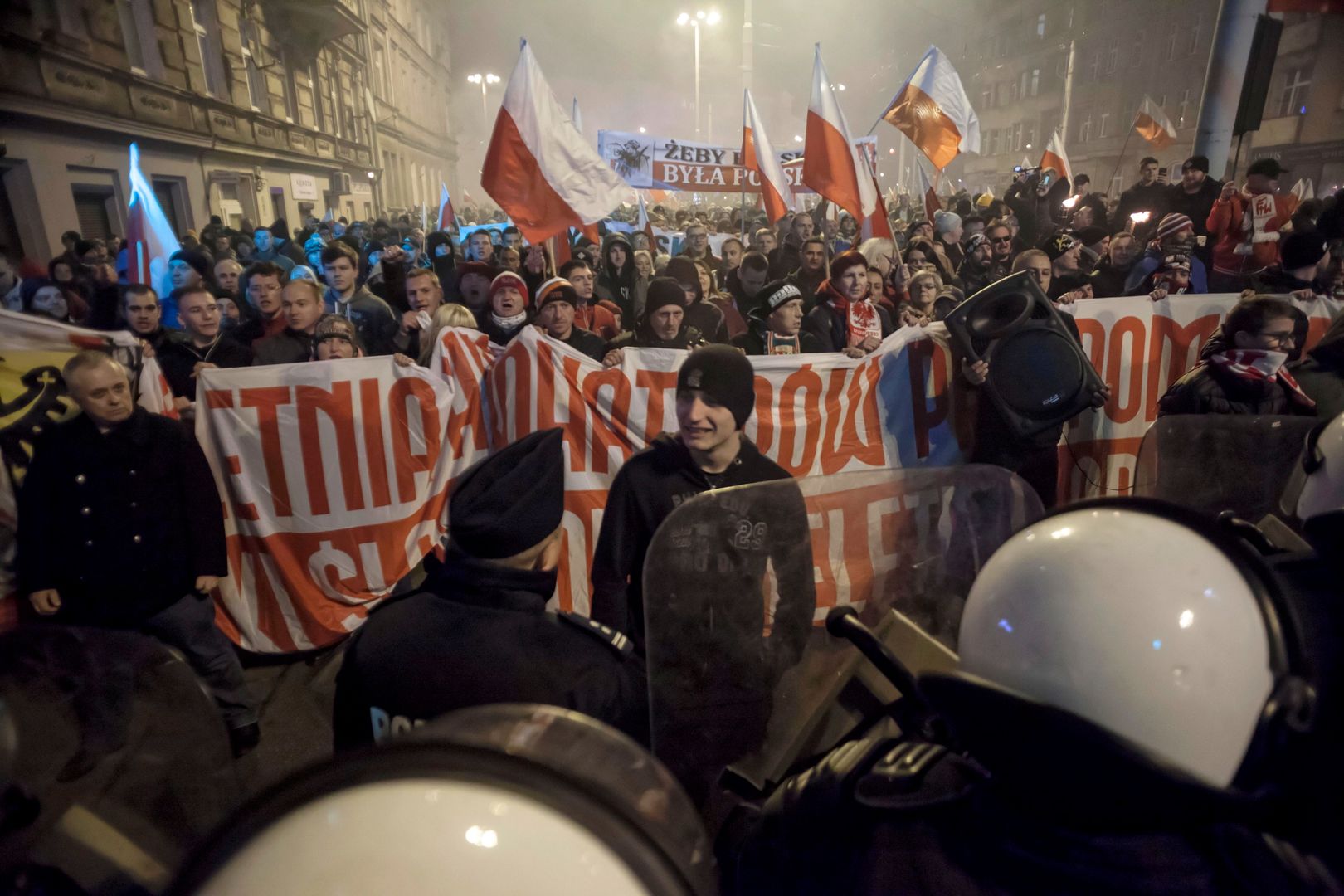 Policja prosi o pomoc. Szuka uczestników marszu narodowców