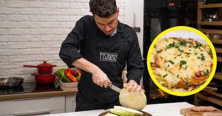 Filet z kurczaka na białej kapuście. Zaskakujący przepis na "polską pizzę"