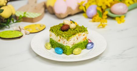 Wielkanocne ciasto łączka ze szpinakowym biszkoptem i mascarpone. Goście będą zachwyceni