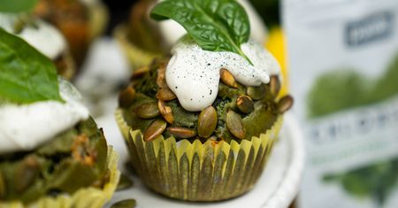 Soczyście zielone, szpinakowe babeczki z serem feta i chlorellą