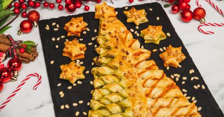 Choinka z ciasta francuskiego z pesto. Prosty przepis na świąteczną przystawkę krok po kroku