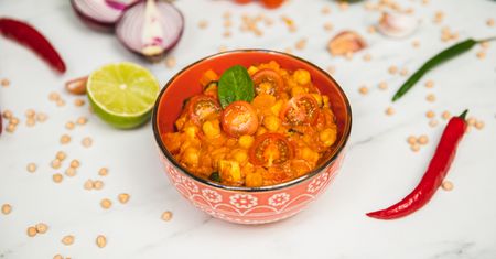 Curry z ciecierzycą, szpinakiem i batatami. Wegański przepis pełen smaku