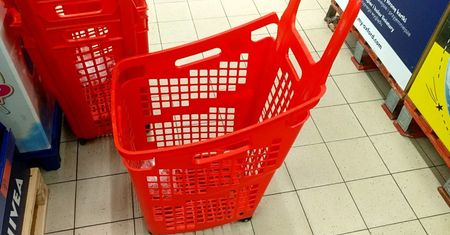 Koszyki w Biedronce mają praktyczną funkcję. Niewiele osób o niej wie