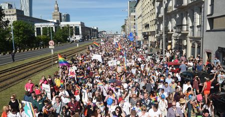 ONR nie odpuścił. W stronę Parady Równości poleciały race