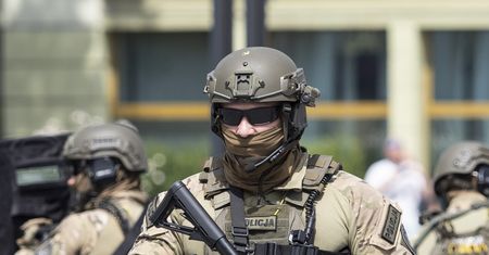 Ewakuowano policyjnych antyterrorystów. W namiotach mieli 9 stopni