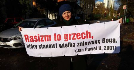 Wyprowadzili ją w trakcie mszy z kościoła. Wszystko przez transparent z cytatem słów papieża