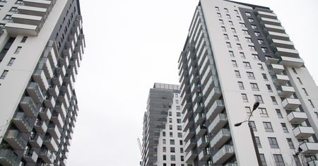 Polacy coraz krócej pracują na własne mieszkanie