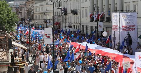 Policja chce pozbawić immunitetu posłów PO za odpalenie rac. Sławomir Neumann: zapłacimy stówę na Caritas