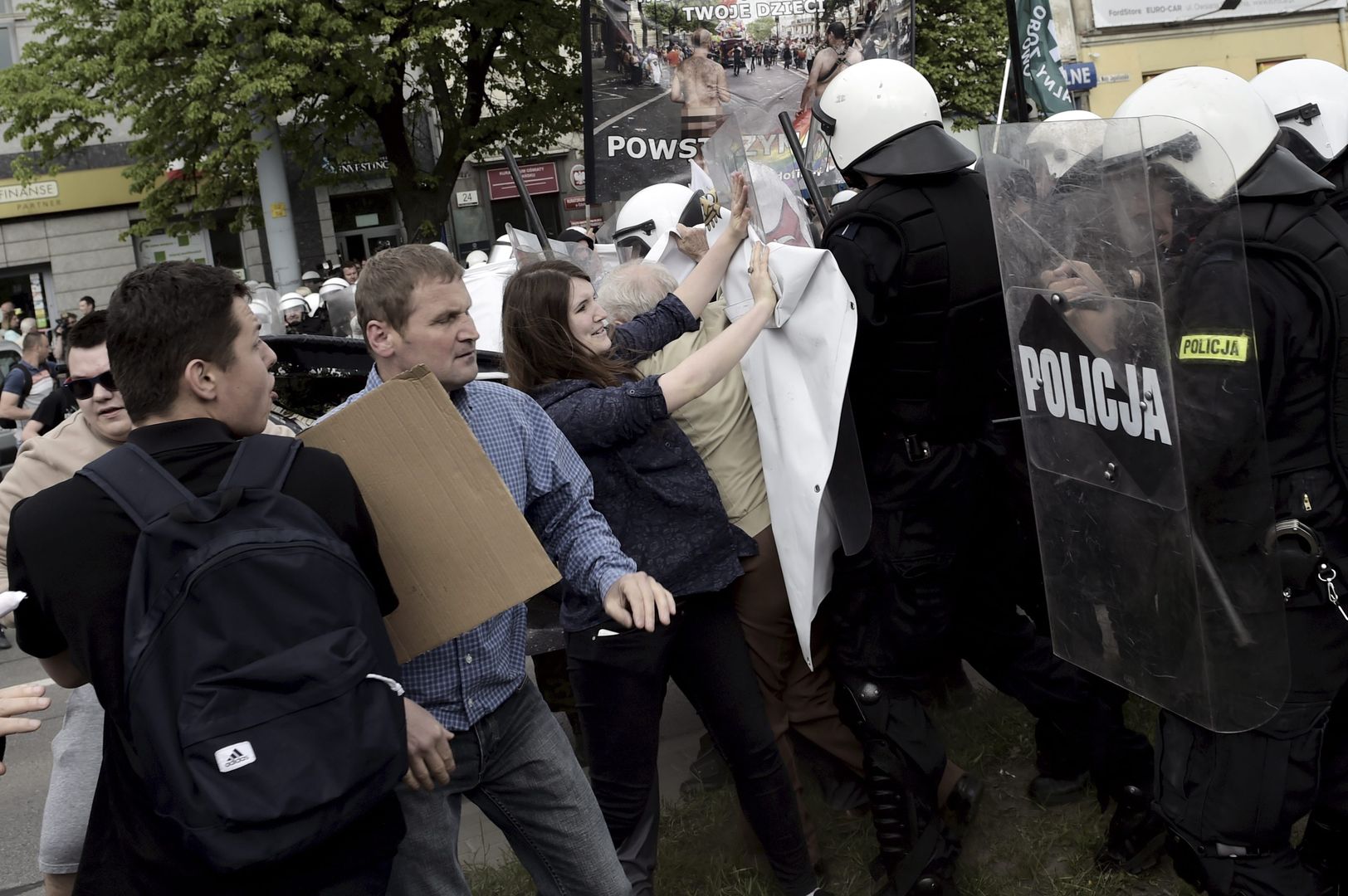 Szef MSWiA broni kobiet. Internautka bezlitośnie go punktuje
