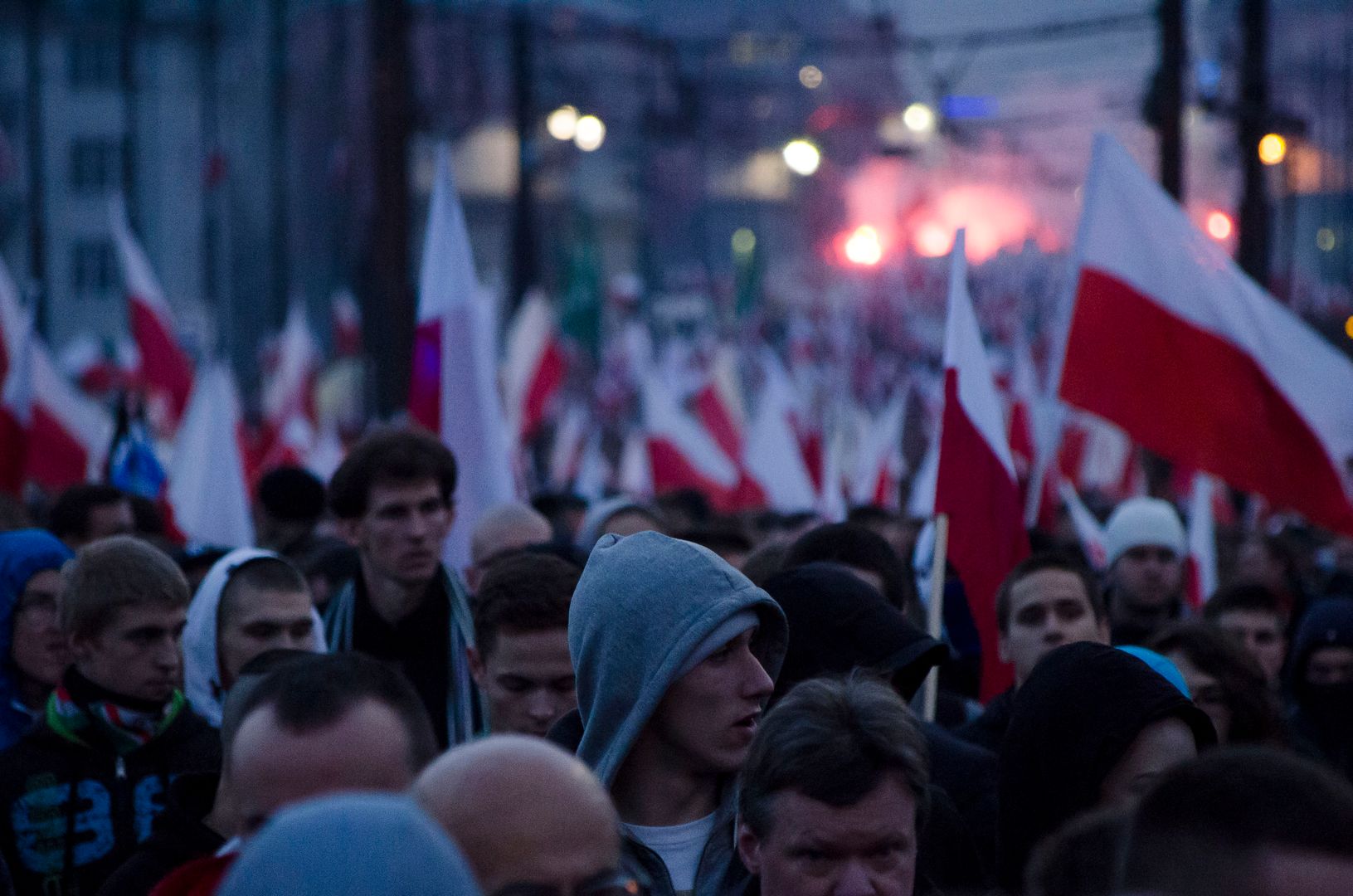 Polskie flagi w filmie o neonazistach wywołały w sieci burzę