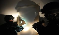 Policjanci staranowali bramę i rzucili domowników na śnieg. Teraz przepraszają