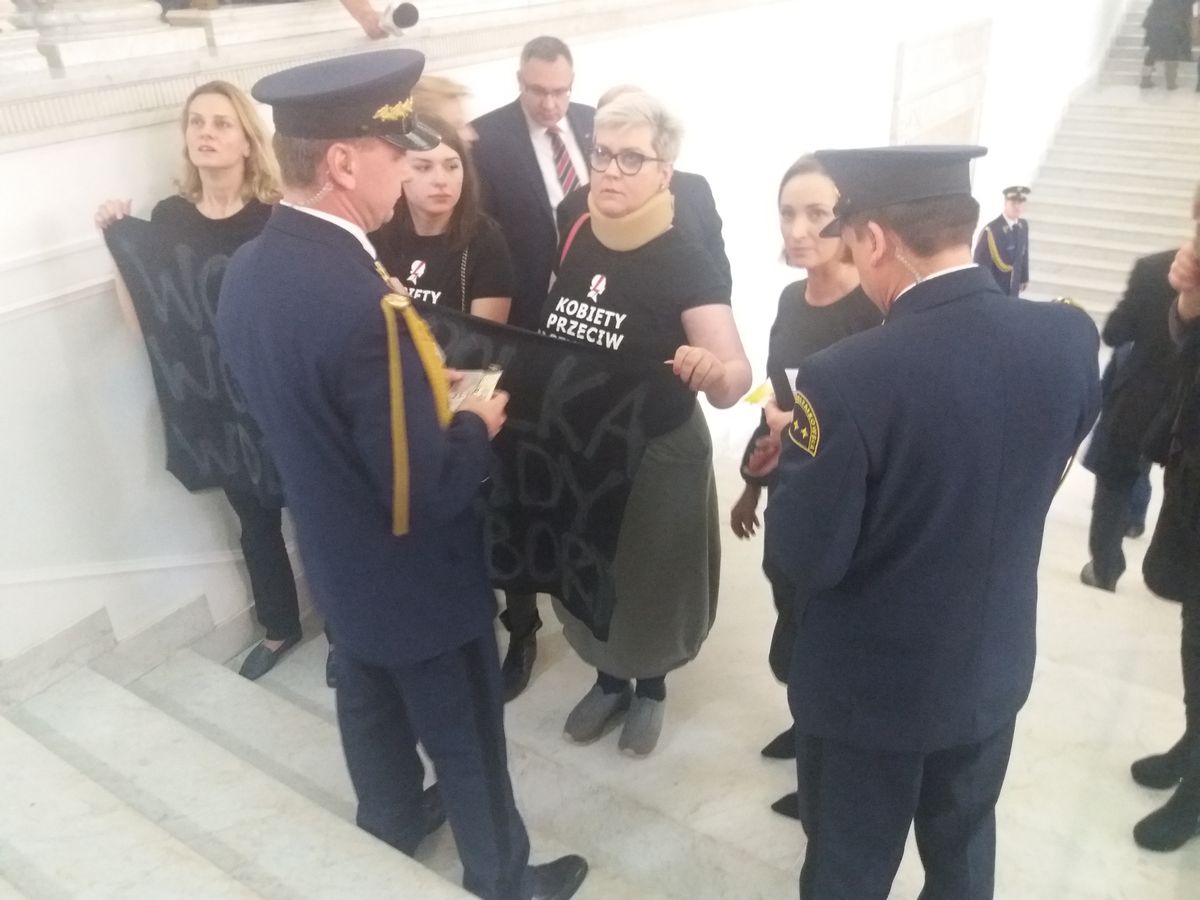 Kobiety z antyfaszystowskimi koszulkami wyprowadzone z Sejmu. Wcześniej doszło tam do promowania rasizmu