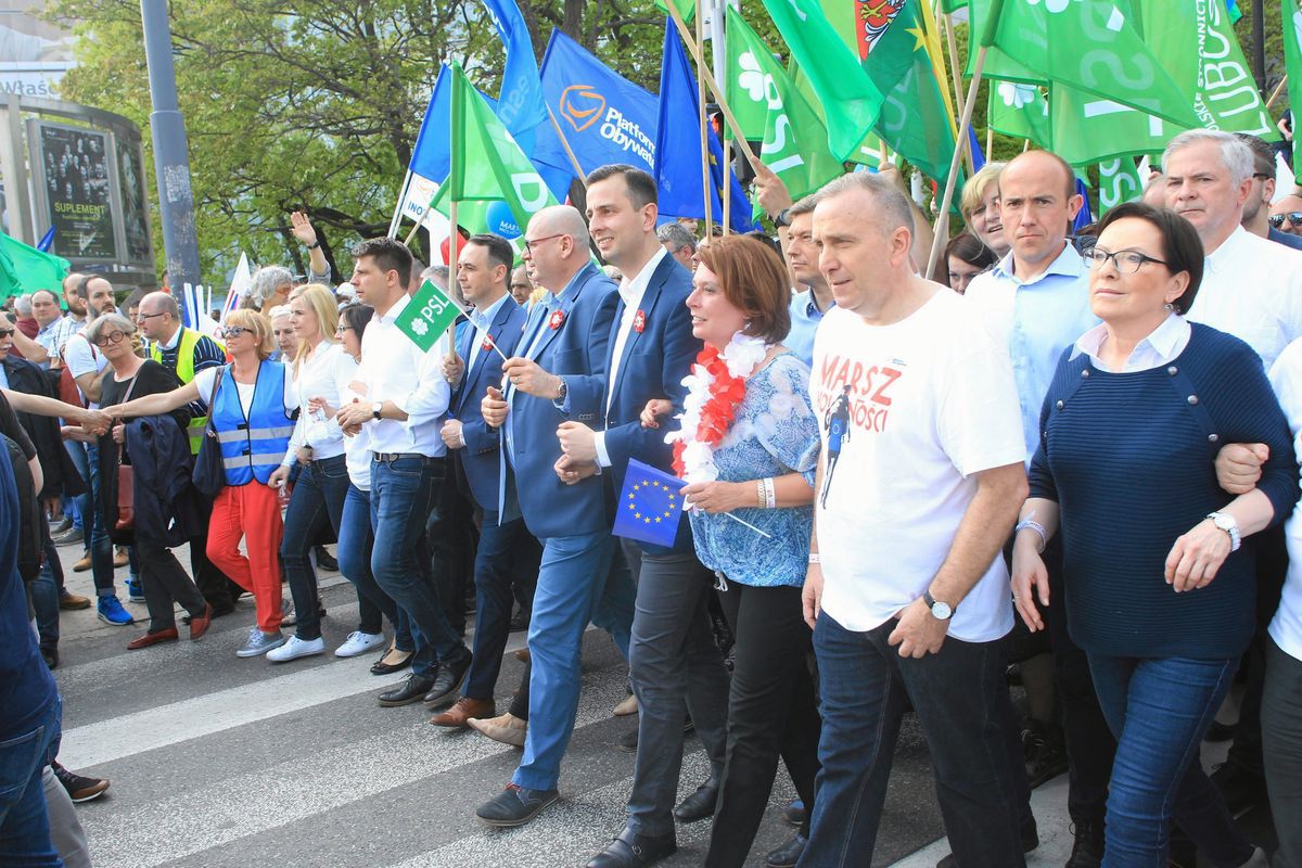 Rzecznik PO wskazuje przyczynę wygranej Emmanuela Macrona: pozytywna energia "Marszu wolności"