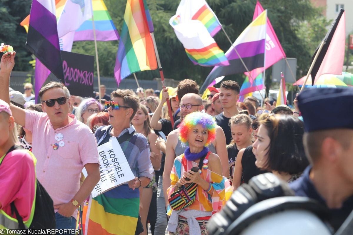 Marsz Równości w Radomsku. Kontrmanifestanci rzucali jajkami i kamieniami