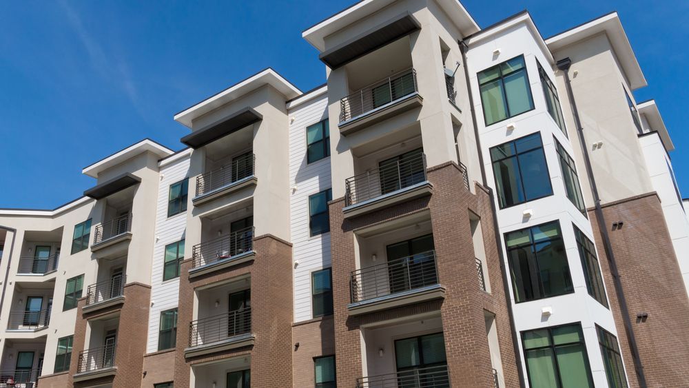 Sprzedaż mieszkań w dół, ale rynek trzyma się twardo - ceny rosną