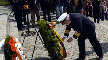 Niemiecki wiceadmirał Lutz Feldt składa wieniec pod pomnikiem Obrońców Wybrzeża na Westerplatte
