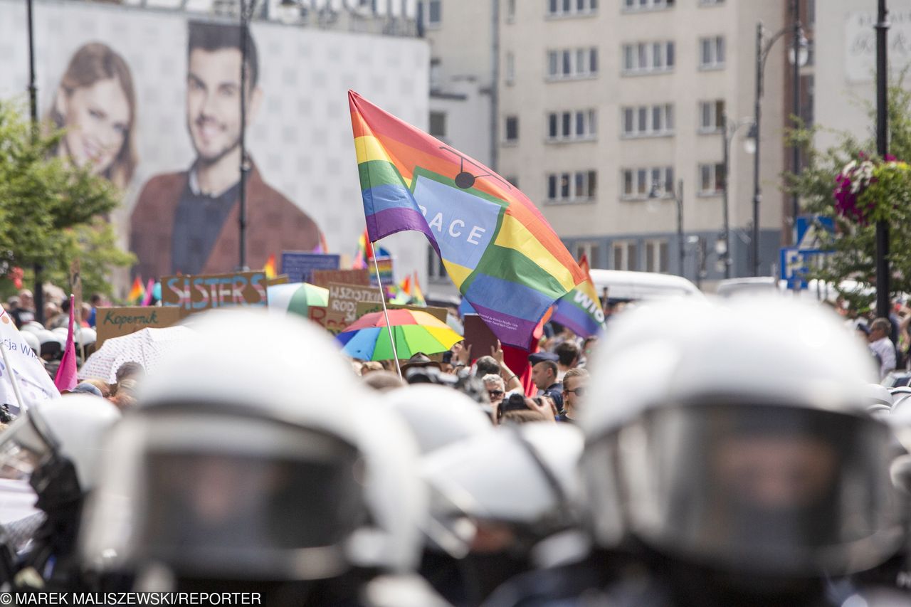 Przywódca bojówki kibiców na kontrmanifestacji w Białymstoku. Obok działacze PiS 