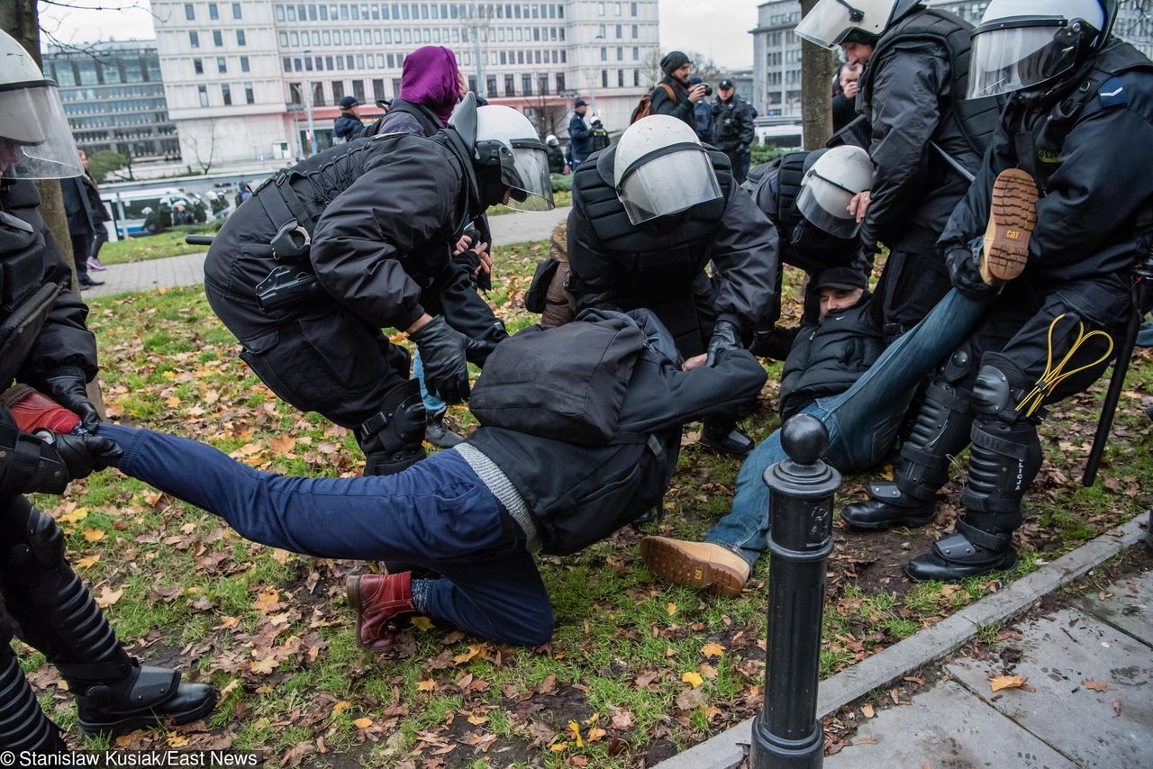 Policja użyła siły. Uczestnicy manifestacji przy trasie Marszu Niepodległości na komisariacie