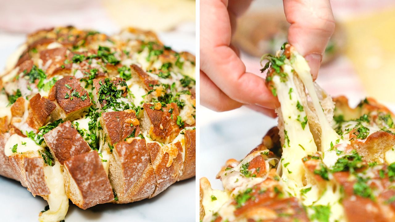 Bochenek chleba z serami i oliwkami. Szybka i prosta przekąska