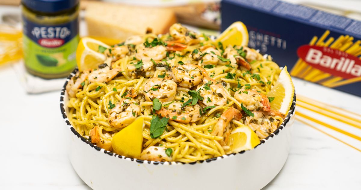 Spaghetti z zielonym pesto i krewetkami - szybka kolacja w gronie znajomych, która zrobi na nich wrażenie