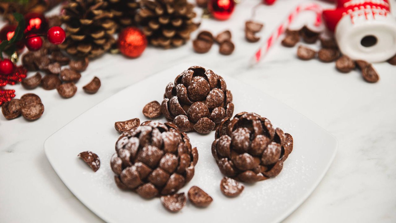 Proste i pyszne czekoladowe szyszki. Idealna dekoracja świątecznego stołu