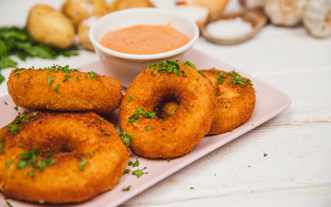 Krążki cebulowe a'la donuty. Chrupiąca i pyszna przekąska na słono