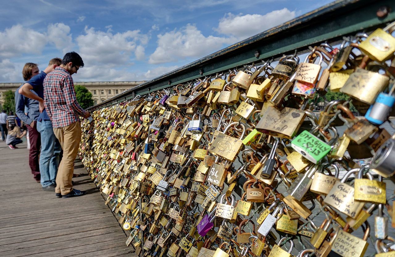 Paryż chce się pozbyć kłódek miłości. Ma dobry powód
