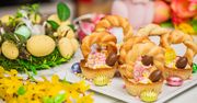 Słodkie koszyczki wielkanocne z waniliowym kremem budyniowym