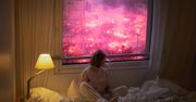 Hotelowy pokój, a za oknem Marsz Niepodległości. To zdjęcie to mistrzostwo świata