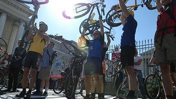 Rowerzyści pod warszawskim ratuszem