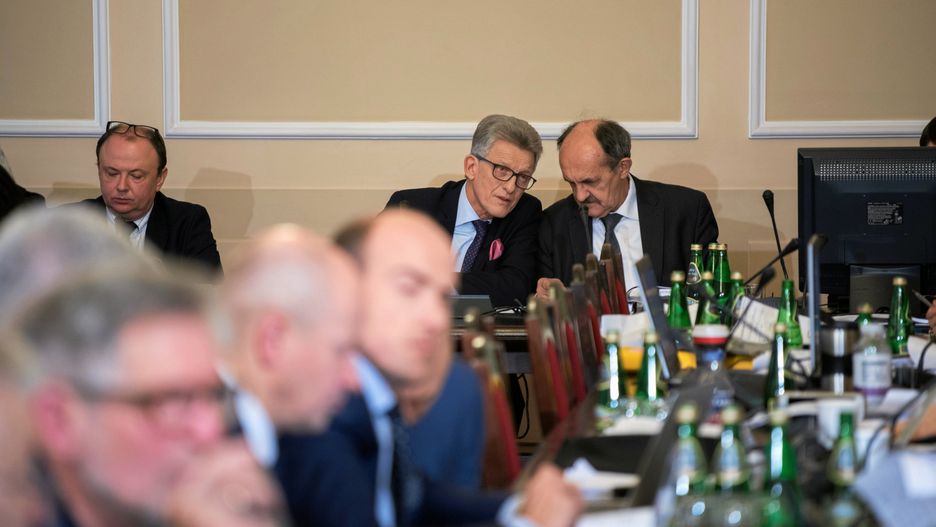Posłowie PiS Stanisław Piotrowicz i Andrzej Matusiewicz podczas obrad Komisji Sprawiedliwości i Praw Człowieka nad ustawą o KRS i SN