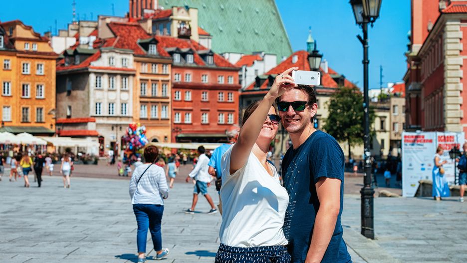 Nie rezygnujmy z dokonanych rezerwacji, a jedynie przebukujmy datę noclegów. 