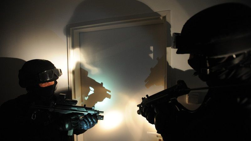 Zamiast do niebezpiecznego mężczyzny, antyterroryści wtargnęli do mieszkania samotnego ojca