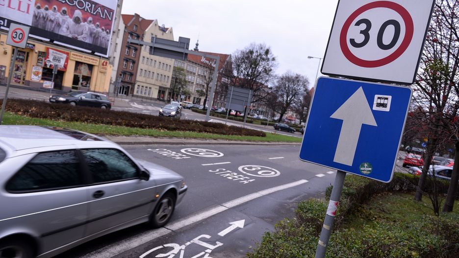 Strefy o ograniczonej prędkości mają zwiększać bezpieczeństwo.