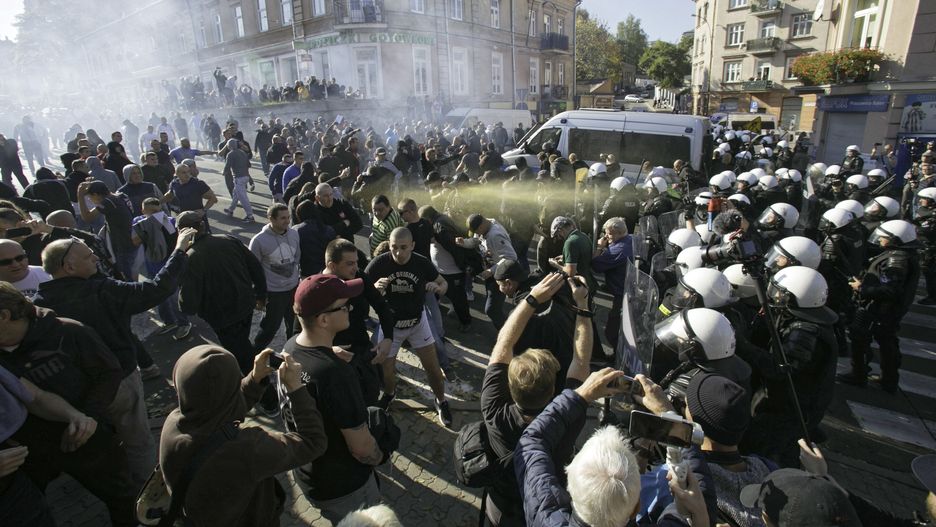 Policja przerywa blokadę narodowców, którzy chcą powstrzymać w Lublinie Marsz Równości