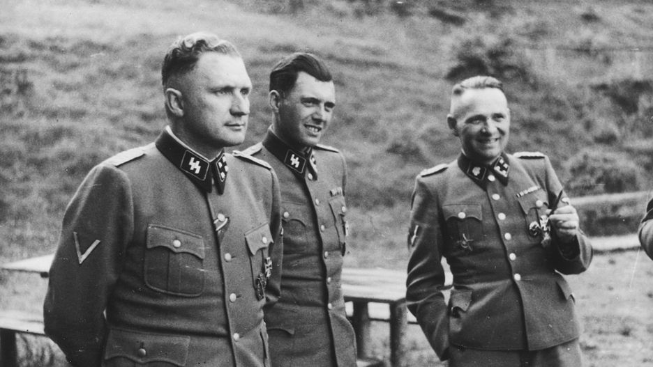 W rozmowie z synem Josef Mengele (na zdjęciu stoi w środku) twierdził, że uratował życie tysiącom więźniów 
